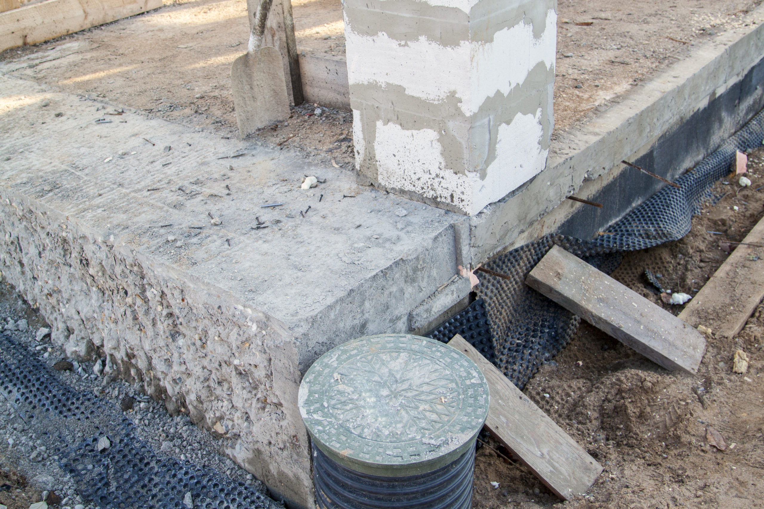 A waterproofing membrane failure has occurred around the foundation.